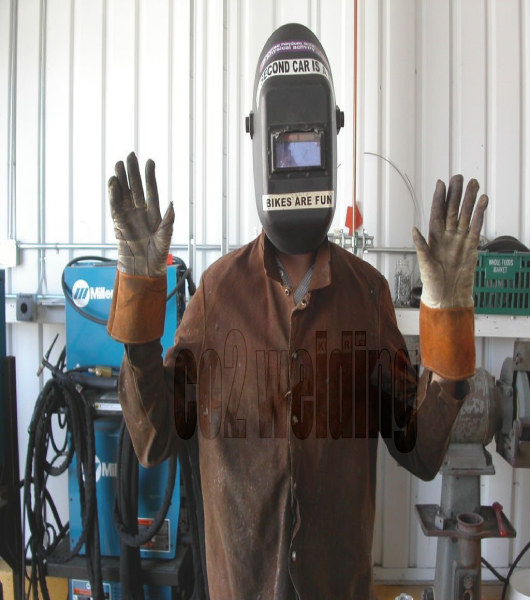 لباس مناسب جوشکاری حین جوشکاری CO2